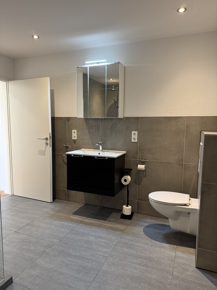 Trier-Ruwer, moderne 2-Zimmer-Wohnung mit EBK, Terrasse und Wiesenanteil